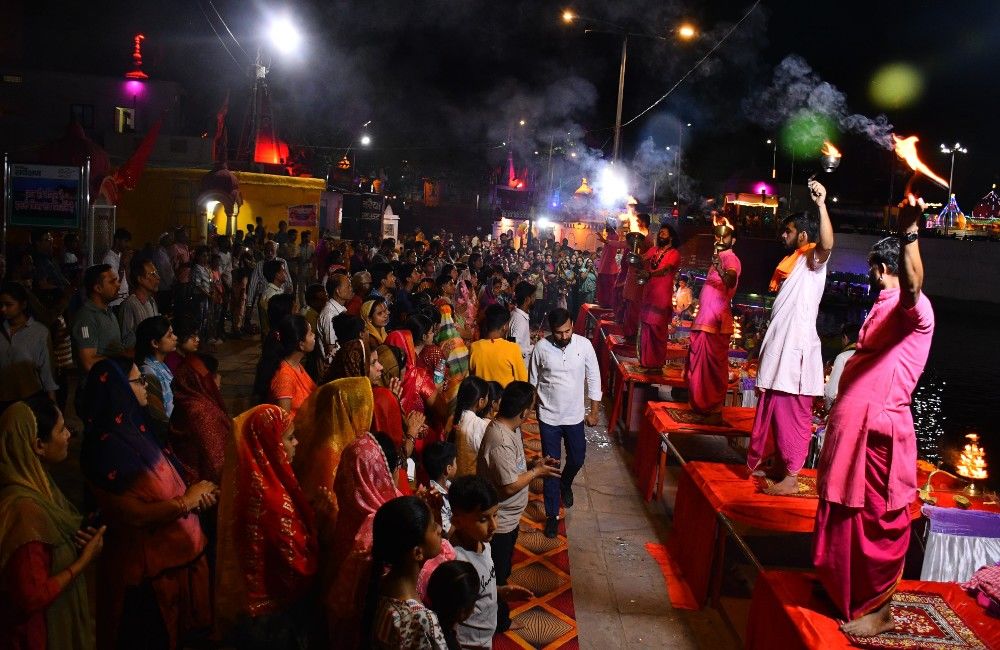 सागर में झील किनारे गंगा आरती में शामिल हुए सैकड़ो श्रद्धालुजन