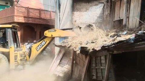 बीना में अतिक्रमण के खिलाफ बड़ी कार्रवाई, तीन प्रतिष्ठान सील, डेढ़ किलोमीटर अतिक्रमण हटाया