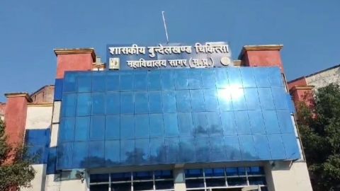 सागर : तीन दिन से गले में अटका था मांस का टुकड़ा, BMC की डॉक्टर टीम ने दूरबीन तकनीक से बचाई जान