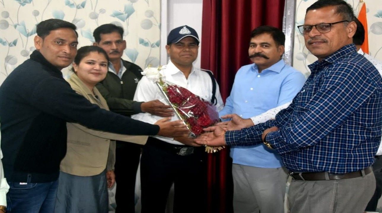 सागर पुलिस के आरक्षक का PSC से असिस्टेंट प्रोफेसर पद पर हुआ चयन, DIG चौहान ने किया सम्मानित