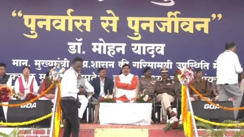 मोहन सरकार की बड़ी सफलता, हथियारों के जखीरे के साथ 10 नक्सलियों ने किया सरेंडर