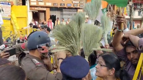 सागर में कांग्रेस कार्यालय का घेराव, भाजपा-युवा मोर्चा और कांग्रेस कार्यकर्ताओं के बीच टकराव