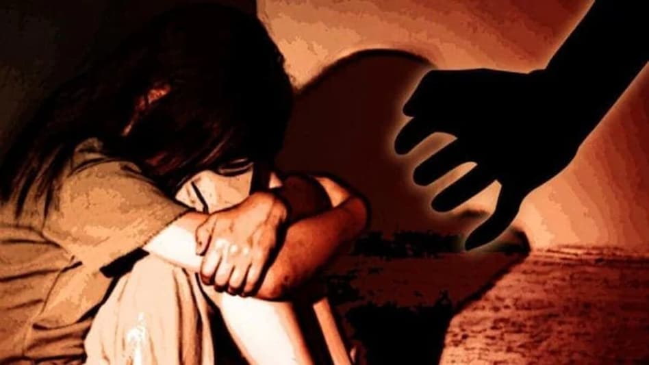 युवती से सामूहिक दुष्कर्म : पार्टी के बहाने होटल ले जाकर वारदात, एक आरोपी गिरफ्तार, दूसरा फरार