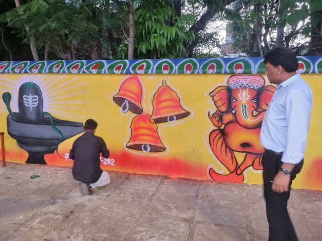 आकर्षक और प्रेरणास्पद चित्रकारी से चमकने लगीं शहर की दीवारें: निगमायुक्त ने किया चकराघाट पर पेंटिंग कार्यों का निरीक्षण
