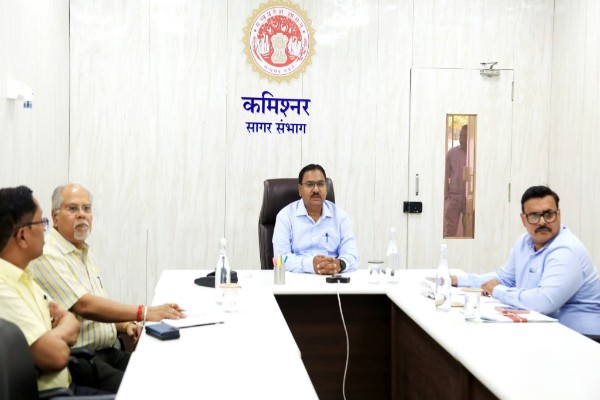 संभागायुक्त बैठक: अब बिना पैनिक बटन और CCTV के नहीं चलेंगी बसें, 15 साल पुराने वाहनों पर भी कड़ा नियम सामने आया