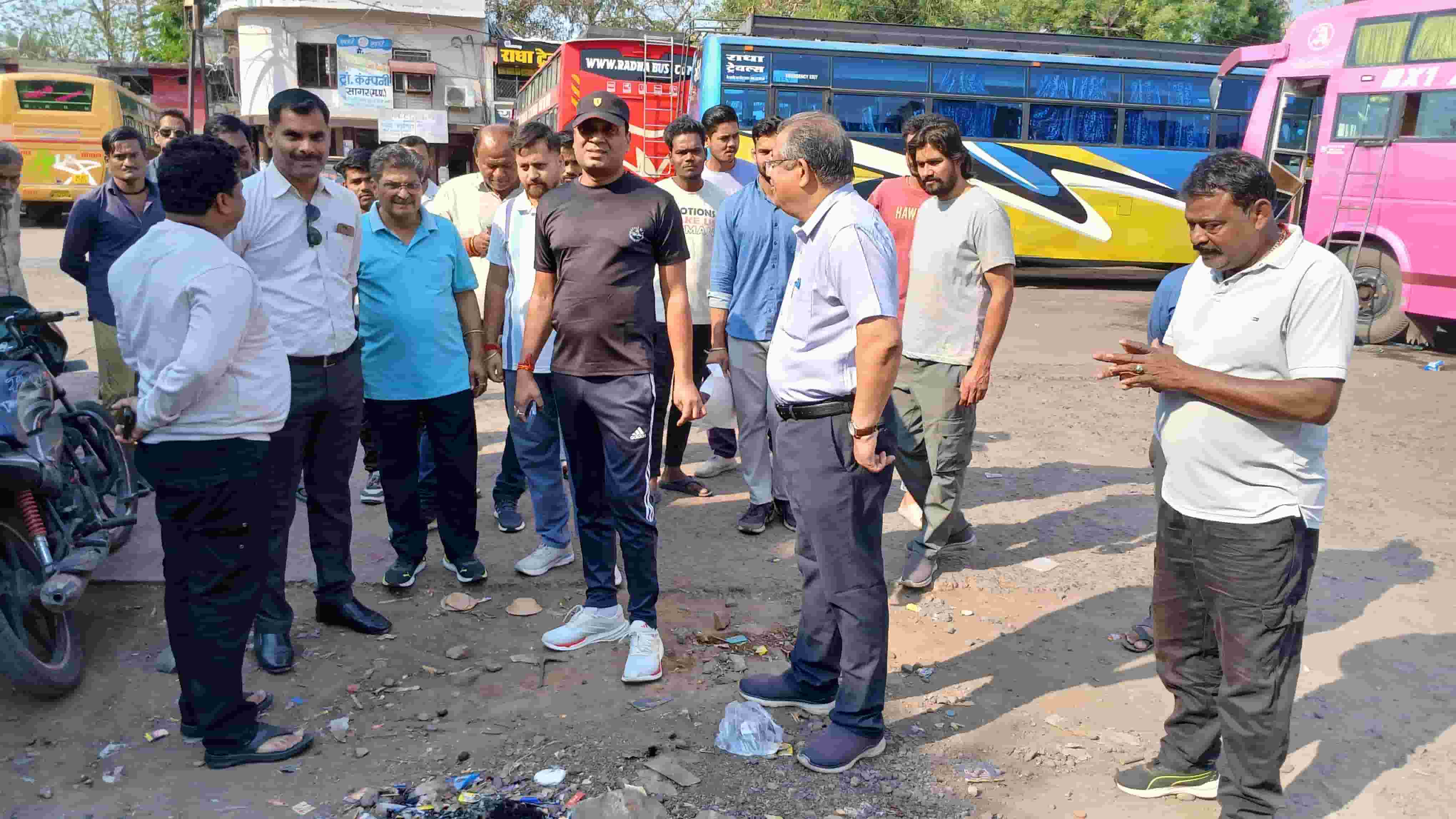 कचरा फेंकने वालों की अब खैर नहीं, ‘कचरा खुद बोलेगा’ अभियान के तहत मोबाइल दुकान पर लगा जुर्माना
