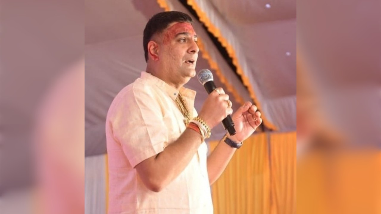 मनी सिंग गुरोन के नेतृत्व में लेंसकार्ट स्टोर के बाहर शिवसेना का प्रदर्शन, सनातन प्रतीकों पर कथित रोक का विरोध