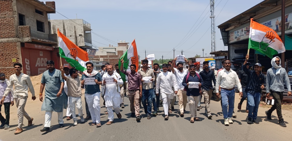 नरयावली में मुख्यमंत्री दौरे के दौरान कांग्रेसियों का विरोध, बैरिकेडिंग कर रोका गया