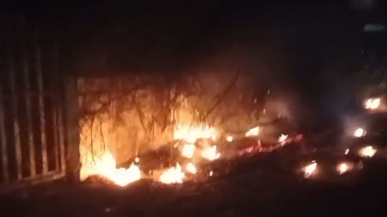 Sagar: ओवरलोड से 11 केवी ट्रांसफार्मर में लगी आग, पूरी रात अंधेरे में रहा लेहदरा क्षेत्र