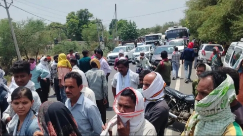 सागर-गढ़ाकोटा मार्ग पर चक्काजाम: ट्रक हादसे में घायल युवक की मौत के बाद फूटा लोगों का गुस्सा