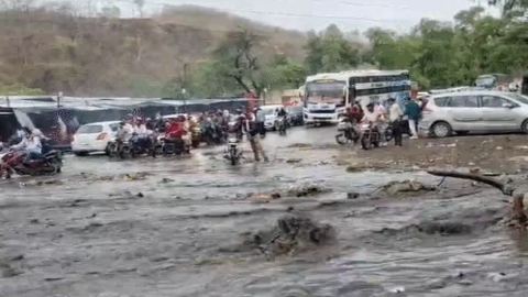 MP : नर्मदा-क्षिप्रा पाइपलाइन फटी, 150 फीट तक उठा पानी का फव्वारा; घरों में घुसा पानी, लोगों का लाखों का नुकसान
