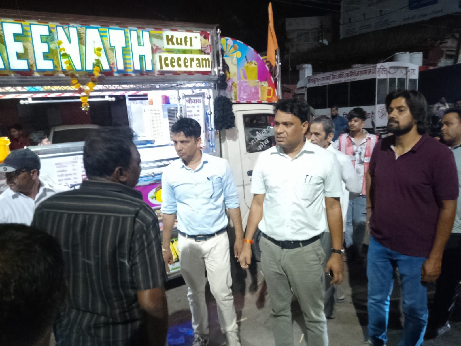 रात 10 बजे निगमायुक्त का औचक निरीक्षण, कटरा बाजार में  9 व्यापारियों पर गंदगी फैसले पर 6500 रुपये जुर्माना