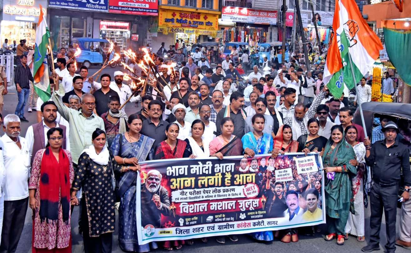 नीट पेपर लीक के विरोध में कांग्रेस का मशाल जुलूस