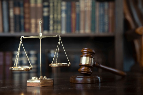 यादगार मुकदमा :  परिवार के दबाव में प्रेमी पर लगवाया दुष्कर्म केस, बालिग होते ही हाईकोर्ट पहुंचकर युवती ने रेप केस से कराया मुक्त