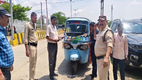 स्कूलों में संचालित मारूति वेन, स्कूल बस एवं आटो रिक्शा के विरूद्ध सघन चैकिंग कार्यवाही,05 आटो रिक्शा एवं 01 स्कूल बस जप्त