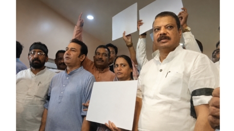 धर्मेंद्र प्रधान के इस्तीफे की मांग पर विधानसभा में हंगामा, कांग्रेस विधायकों ने काली पट्टी बांधकर किया प्रदर्शन