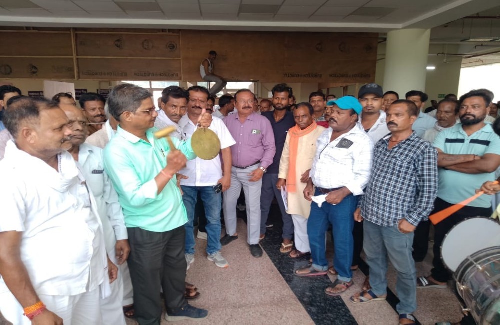जुलाई से कामबंद हड़ताल की चेतावनी, 15वें दिन भी निगम कर्मचारियों का धरना जारी