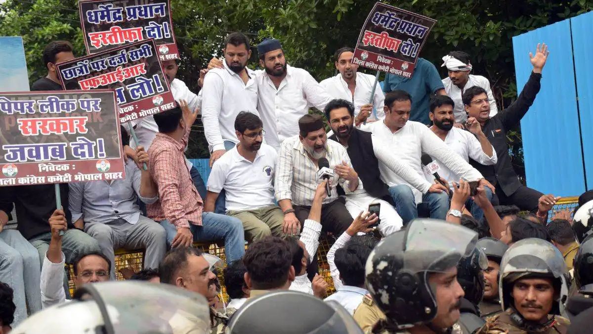 NEET पेपर लीक पर BJP दफ्तर घेरने निकली कांग्रेस, प्रदर्शन के बीच आपस में भिड़े नेता