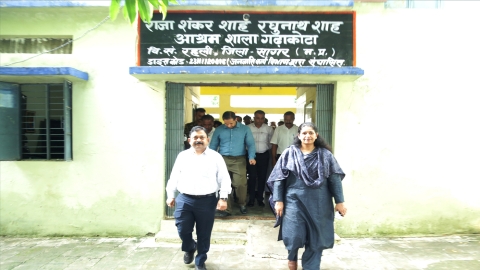 कलेक्टर प्रतिभा पाल ने राजा शंकर शाह रघुनाथ शाह आश्रम शाला गढ़ाकोटा का किया निरीक्षण,