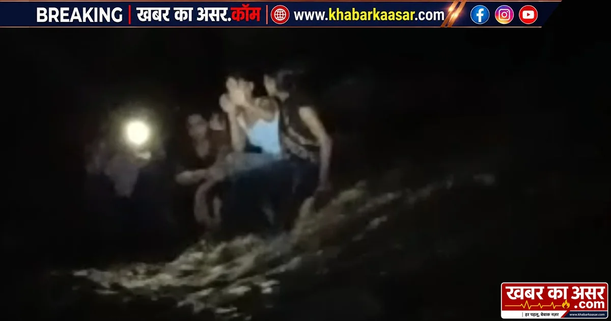 आंखों के सामने मौत का सैलाब! टापू पर फंसे 9 युवक-युवतियां, अंधेरे में पुलिस व SDRF ने बचाई जान