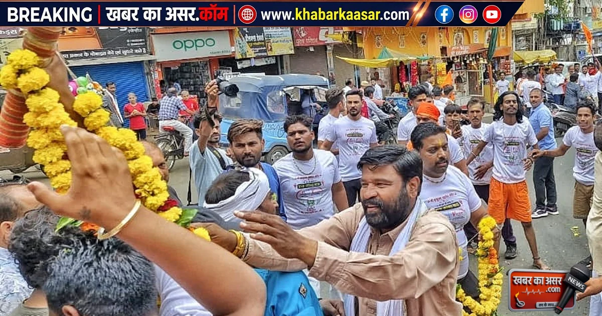 सागर: तीन बत्ती चौराहे पर डाक कांवड़ यात्रा का भव्य स्वागत, पुष्पवर्षा कर किया सम्मान
