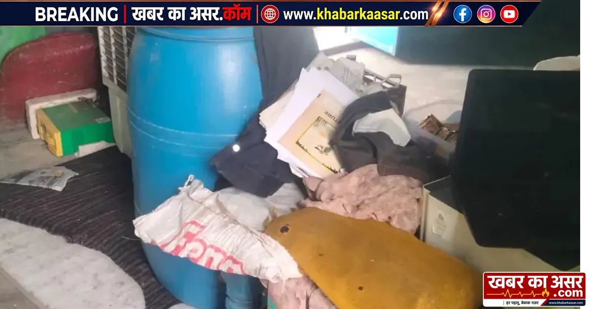 चोरों ने घर से अलमारी उठाई, खेत में तोड़कर नकदी-जेवर ले गए