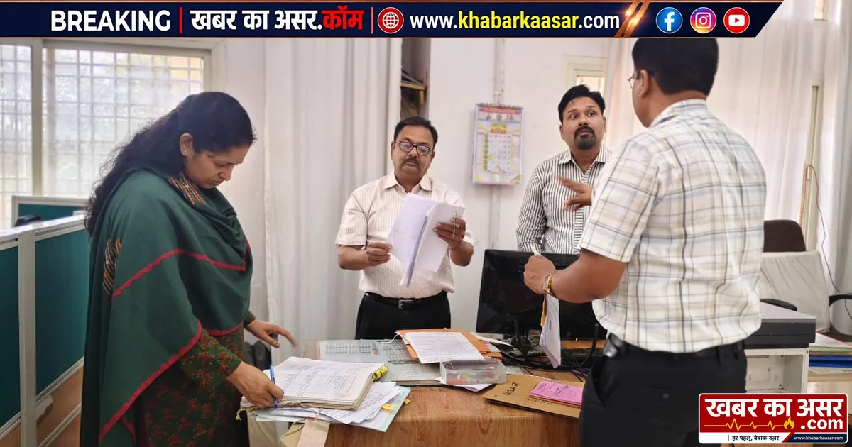 कलेक्टर ने खाद्य शाखा का किया औचक निरीक्षण, लंबित प्रकरणों के शीघ्र निराकरण के दिए निर्देश