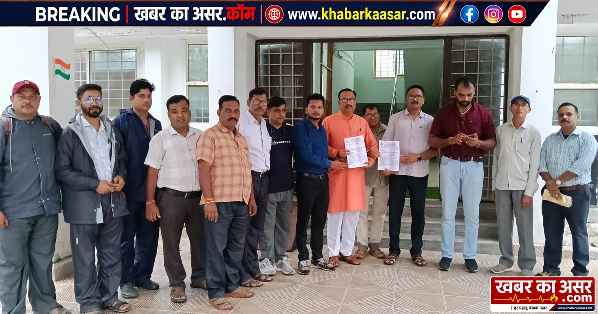 यातायात पुलिस के कथित दुर्व्यवहार और चालानी कार्रवाई के खिलाफ शिक्षकों ने एसपी को सौंपा ज्ञापन