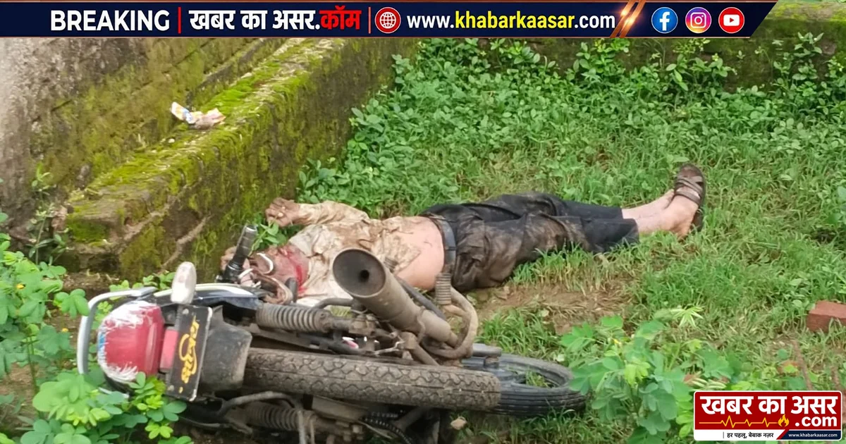 शराब दुकान के कर्मचारी का शव मिला, सड़क से उतरकर खाली प्लॉट में घुसी मोटरसाइकिल