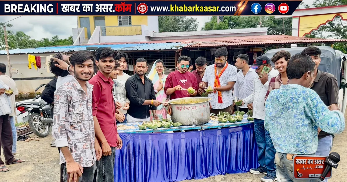 आषाढ़ माह के पंचम मंगलवार पर बालाजी मंदिर में हुआ खिचड़ी वितरण