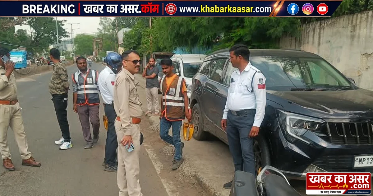 फुटपाथ पर पार्किंग करने वालों की खैर नहीं, 18 चार पहिया वाहनों पर कार्रवाई